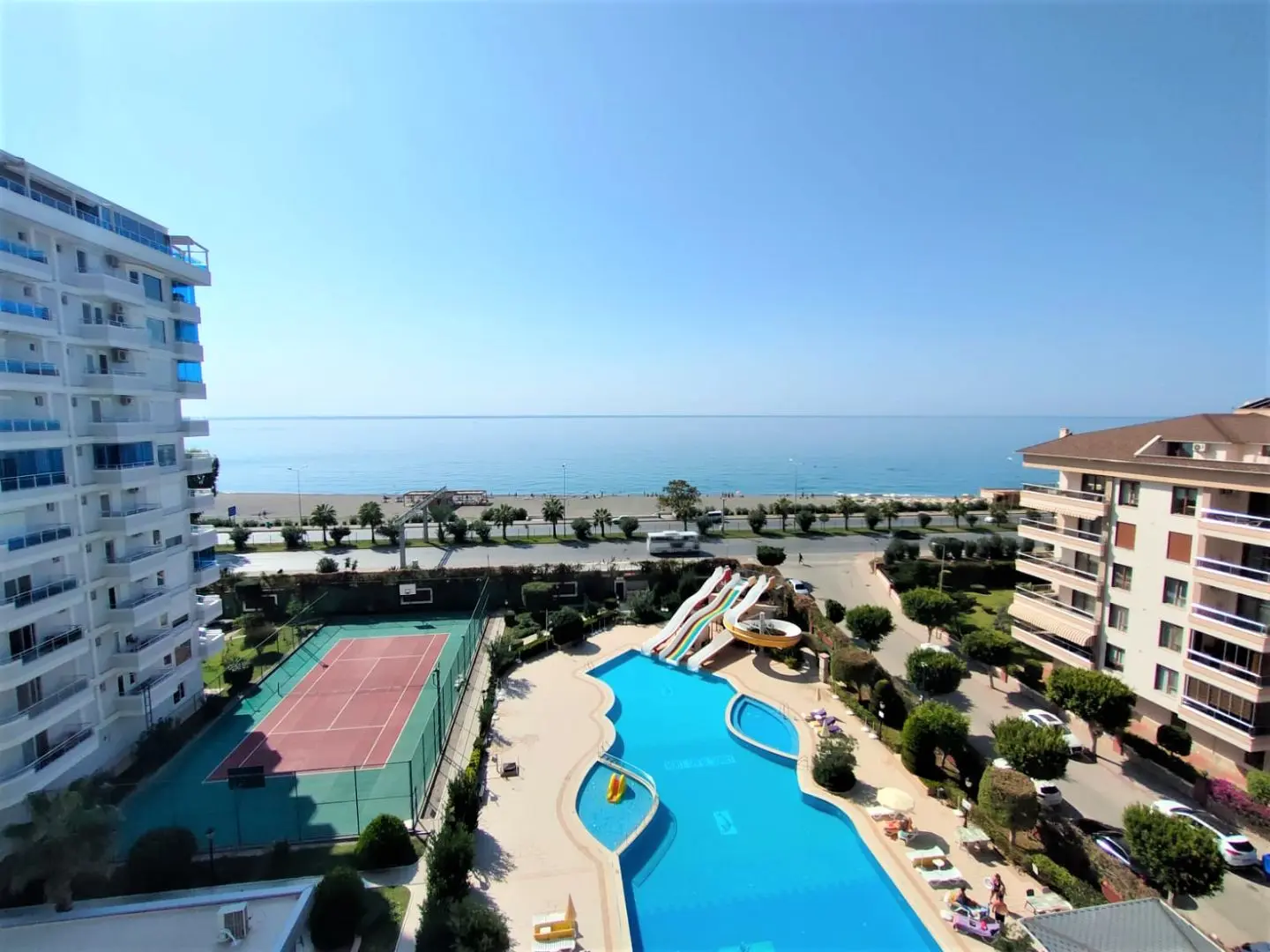 FRONT BEACH LİNE APARTMENT FOR SALE WİTH A BALCONY OVERLOOKİNG THE SEA
