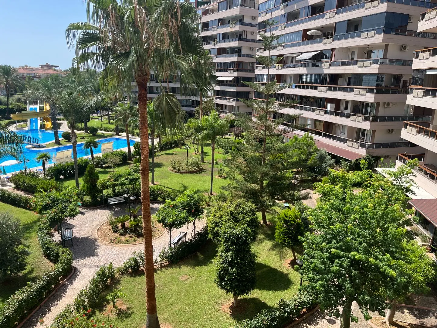 2+1 FURNISHED FLAT IN A LUXURY COMPLEX IN TOSMUR-ALANYA