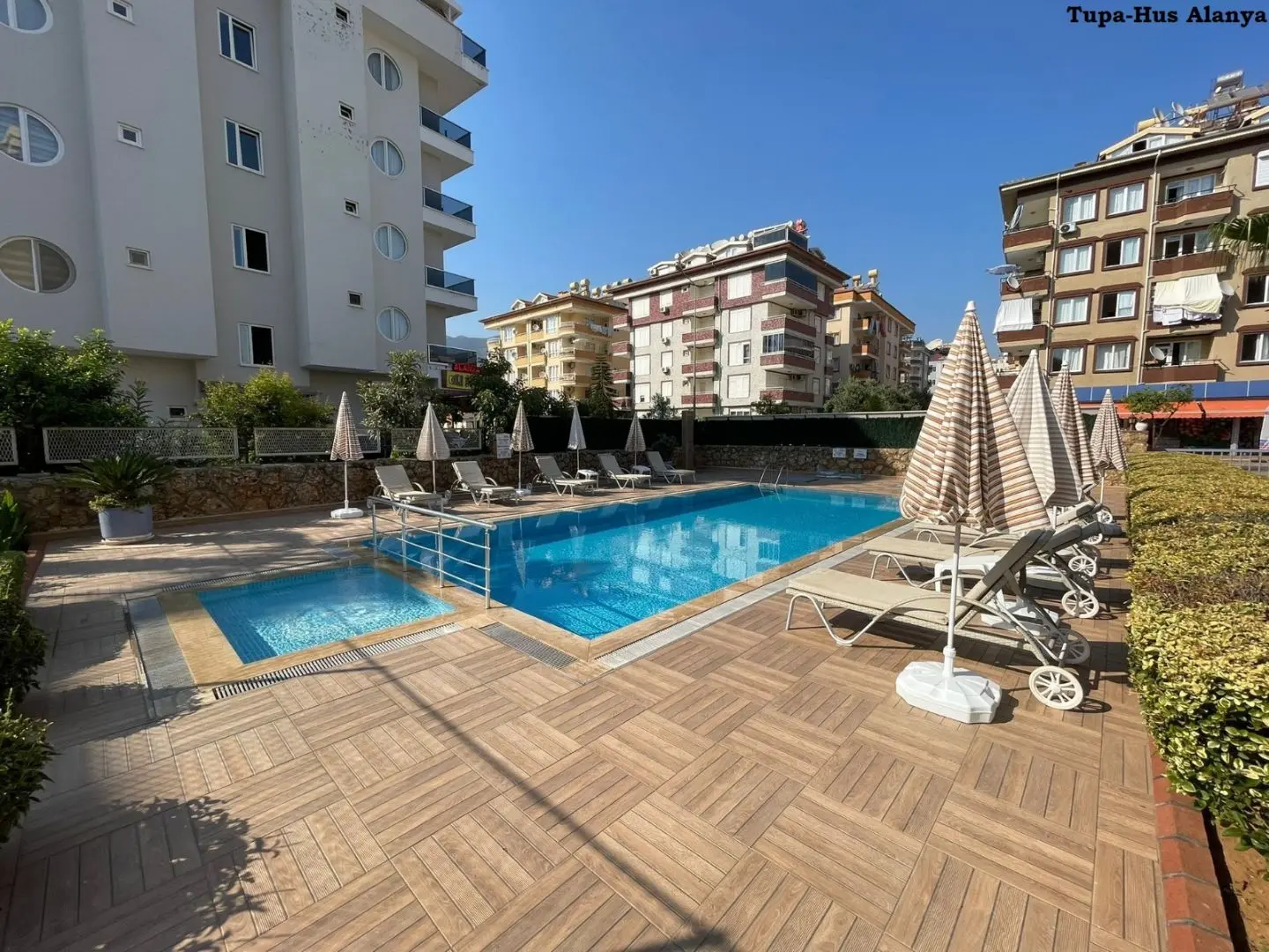 FURNISHED 4+1 APARTMENTS IN THE CENTER OF ALANYA NEAR THE SEA
