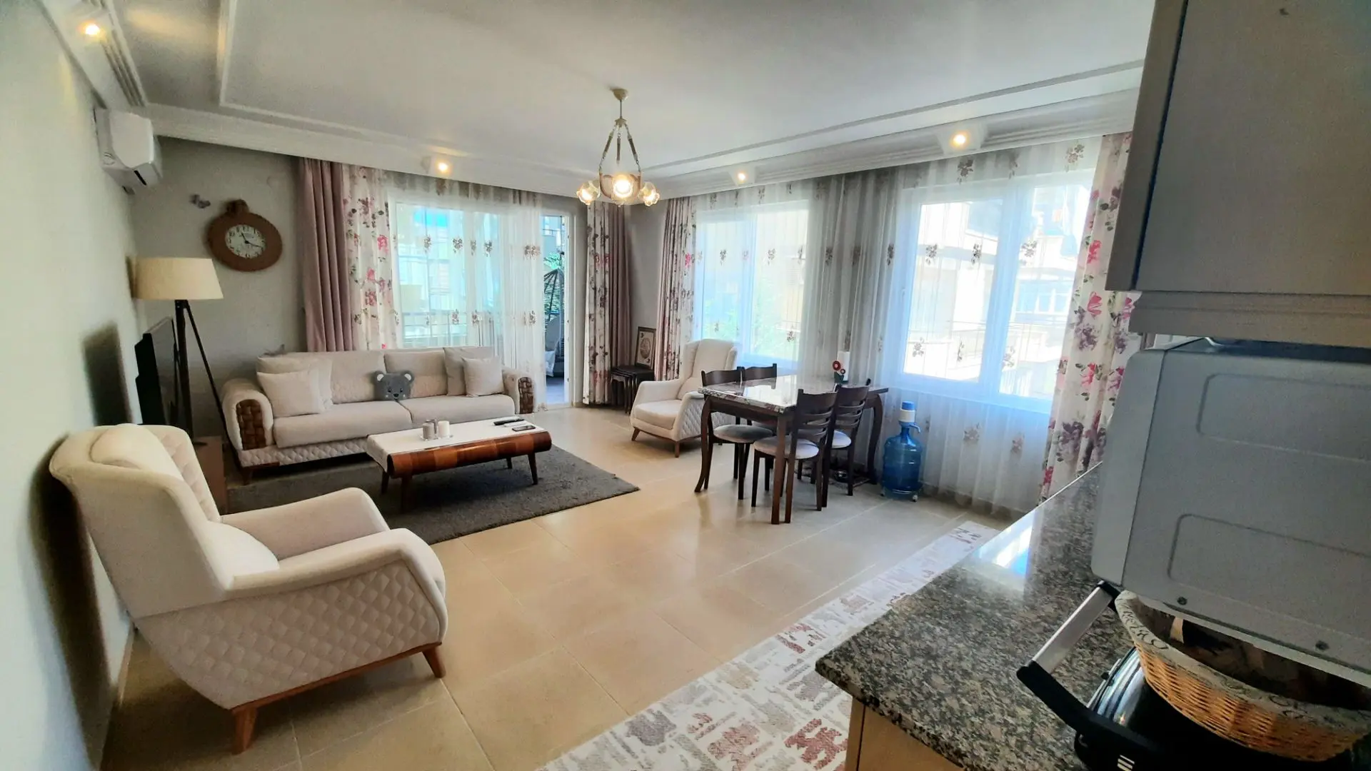 2+1 APARTMENT İN  GREAT LOCATİON CLOSE TO THE MARKET -250 METRS TO SEA