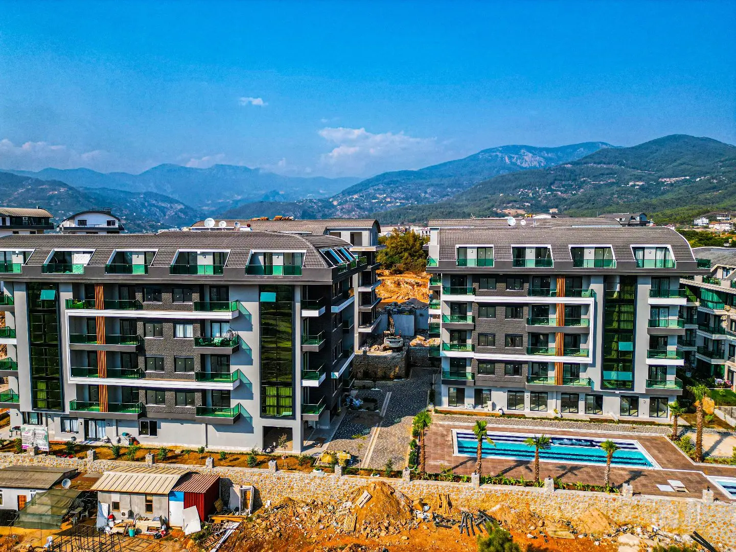 EMPTY 1+1 APARTMENT IN A NEW COMPLEX IN OBA-ALANYA